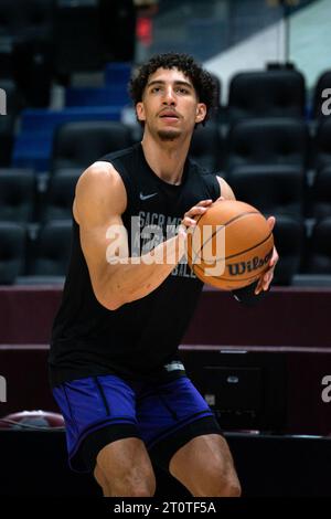 Vancouver, Kanada. Oktober 2023. Vancouver, British Columbia, Kanada, 8. Oktober 2023: Colby Jones (20 Sacramento Kings) wärmt sich vor dem Vorsaisonspiel der National Basketball Association zwischen Toronto Raptors und Sacramento Kings in der Rogers Arena in Vancouver, British Columbia, Kanada (NUR REDAKTIONELLE VERWENDUNG) auf. (Amy Elle/SPP) Credit: SPP Sport Press Photo. /Alamy Live News Stockfoto