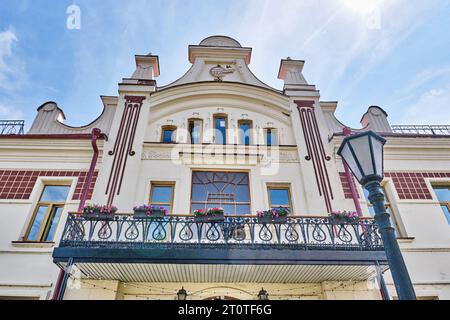 Kasan, Russland - 15. Juni 2023: Teil der Fassade des Kharitonow-Druckhaus-Gebäudes mit Motiven des Jugendstils, 1896.Balkonzaun mit schmiedeeisernen p Stockfoto