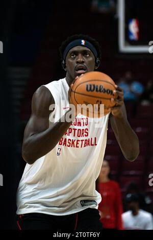 Vancouver, Kanada. Oktober 2023. Vancouver, British Columbia, Kanada, 8. Oktober 2023: Pascal Siakam (43 Toronto Raptors) wärmt vor dem Vorsaisonspiel der National Basketball Association zwischen Toronto Raptors und Sacramento Kings in der Rogers Arena in Vancouver, British Columbia, Kanada (NUR REDAKTIONELLE VERWENDUNG) auf. (Amy Elle/SPP) Credit: SPP Sport Press Photo. /Alamy Live News Stockfoto