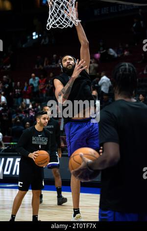 Vancouver, Kanada. Oktober 2023. Vancouver, British Columbia, Kanada, 8. Oktober 2023: JaVale McGee (00 Sacramento Kings) wärmt sich vor dem Vorsaisonspiel der National Basketball Association zwischen Toronto Raptors und Sacramento Kings in der Rogers Arena in Vancouver, British Columbia, Kanada auf (NUR REDAKTIONELLE VERWENDUNG). (Amy Elle/SPP) Credit: SPP Sport Press Photo. /Alamy Live News Stockfoto