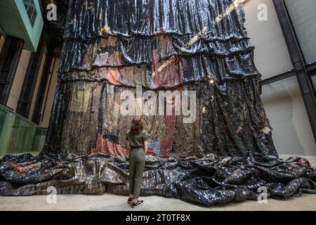 London, Großbritannien. Oktober 2023. El Anatsui: Die Mauer wird in der berühmten Turbine Hall von Tate Modern enthüllt. (Nur redaktionelle Verwendung). Paul Quezada-Neiman/Alamy Live News Stockfoto