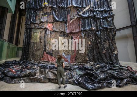 London, Großbritannien. Oktober 2023. El Anatsui: Die Mauer wird in der berühmten Turbine Hall von Tate Modern enthüllt. (Nur redaktionelle Verwendung). Paul Quezada-Neiman/Alamy Live News Stockfoto