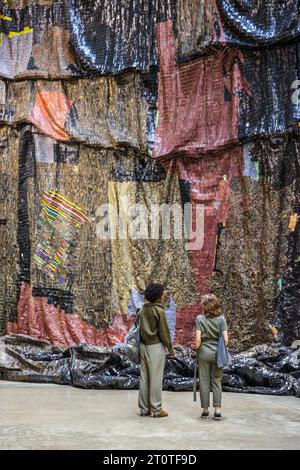 London, Großbritannien. Oktober 2023. El Anatsui: Die Mauer wird in der berühmten Turbine Hall von Tate Modern enthüllt. (Nur redaktionelle Verwendung). Paul Quezada-Neiman/Alamy Live News Stockfoto
