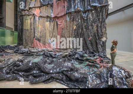 London, Großbritannien. Oktober 2023. El Anatsui: Die Mauer wird in der berühmten Turbine Hall von Tate Modern enthüllt. (Nur redaktionelle Verwendung). Paul Quezada-Neiman/Alamy Live News Stockfoto