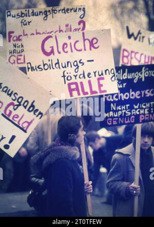 Ereignisse und Personen aus 70er Jahre DEU, Deutschland: Die historischen Farbfotos aus den Zeiten der 70er Jahre zeigen Ereignisse und Personen aus Politik, Kultur, Gewerkschaften, Arbeitsleben, Medizin u.a. Dortmund. Studenten-Demo für Ausbildungsforderung 70er. DEU, Deutschland: Die historischen Farbfotos aus den 1970er Jahren zeigen Ereignisse und Menschen aus Politik, Kultur, Gewerkschaften, Arbeitsleben, Medizin, usw. *** Veranstaltungen und Menschen aus den 70er Jahren DEU, Deutschland die historischen Farbfotos aus den 1970er Jahren zeigen Veranstaltungen und Menschen aus Politik, Kultur, Gewerkschaften, Arbeitsleben, Medizin, etc Dortmund Stu Stockfoto