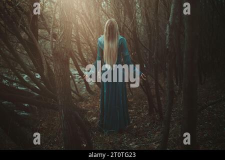 Frau verloren in dunklen Wäldern Stockfoto