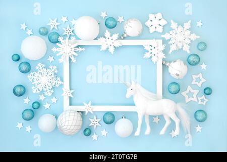 Magisches Weihnachtseinhorn Nordpol Hintergrundrand mit Dekorationen und weißem Rahmen. Festliches Fantasy-Design für Karte, Etikett, Geschenkanhänger, Winter. Stockfoto