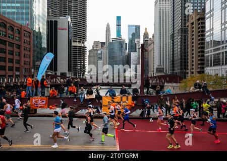 Chicago, USA. Oktober 2023. Die Läufer treten am 8. Oktober 2023 beim Chicago Marathon in der Innenstadt von Chicago an. Kenias 23-jähriger Kelvin Kiptum gewann den Chicago Marathon am Sonntag in einer Weltrekordzeit von zwei Stunden und 35 Sekunden. Quelle: Vincent D. Johnson/Xinhua/Alamy Live News Stockfoto