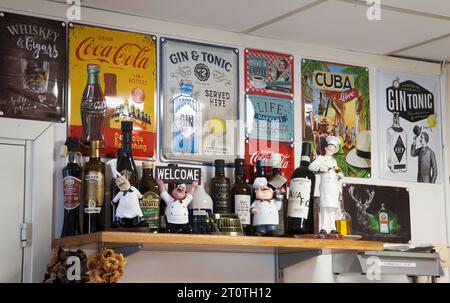 WERBESCHILDER in Emaille als Innendetail in einem Restaurant Stockfoto