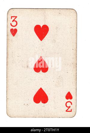 Eine Vintage-drei-Herzen-Spielkarte isoliert auf weißem Hintergrund. Stockfoto