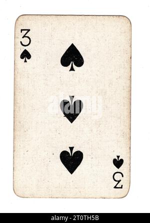 Eine Vintage-drei Pik-Spielkarte isoliert auf weißem Hintergrund. Stockfoto