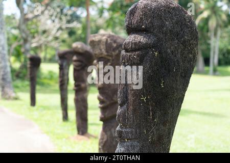 Yanuca Island Fidschi - 6. September 2023; Farnstumpf schnitzte Gesichter in Fidschi entlang des Weges Stockfoto