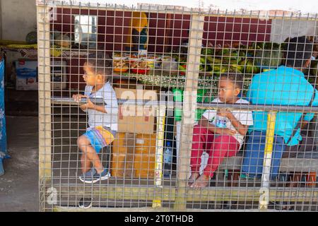 Sigatoka Fidschi – 8. September 2023; gelangweilte Kinder warten hinter dem Marktstand der Eltern Stockfoto