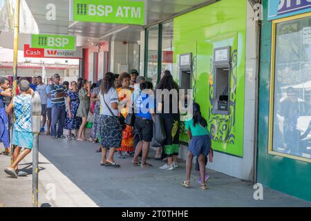 Sigatoka Fidschi - 8. September 2023; lange Warteschlangen oder Warteschlangen vor dem Geldautomaten, um Geld zu bekommen. Stockfoto