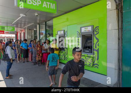 Sigatoka Fidschi - 8. September 2023; lange Warteschlangen oder Warteschlangen vor dem Geldautomaten, um Geld zu bekommen. Stockfoto