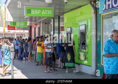 Sigatoka Fidschi - 8. September 2023; lange Warteschlangen oder Warteschlangen vor dem Geldautomaten, um Geld zu bekommen. Stockfoto