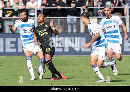 Zwolle, Niederlande. Oktober 2023. Igor Paixao von Feyenoord trifft auf Younes Namli von PEC Zwolle während des niederländischen Eredivisie-Spiels zwischen PEC Zwolle und Feyenoord am 8. Oktober 2023 in Zwolle, Niederlande Credit: Orange Pics BV/Alamy Live News Stockfoto