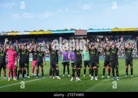 Zwolle, Niederlande. Oktober 2023. Feyenoord-Spieler applaudieren den Fans beim niederländischen Eredivisie-Spiel zwischen PEC Zwolle und Feyenoord am 8. Oktober 2023 in Zwolle, Niederlande Credit: Orange Pics BV/Alamy Live News Stockfoto