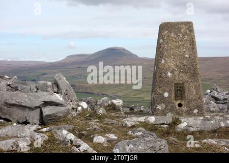 Pen-y-ghent vom Concreate Trig Point auf dem Summit of Smearsett Scar in Ribblesdale, Yorkshire Dales National Park, England, Großbritannien. Stockfoto