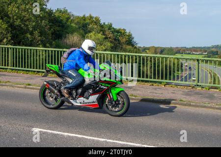 2022 Limettengrün Kawasaki ZX 1002 Lnsan. Ninja ZX-10R mit luftgekühltem Ölkühler, integrierten Winglets, leistungsstarkem 998 cm3 flüssigkeitsgekühltem 4-Takt-Reihenviertakt, leistungsstarkem Brembo-Bremssystem, aerodynamischer Sitzposition Stockfoto