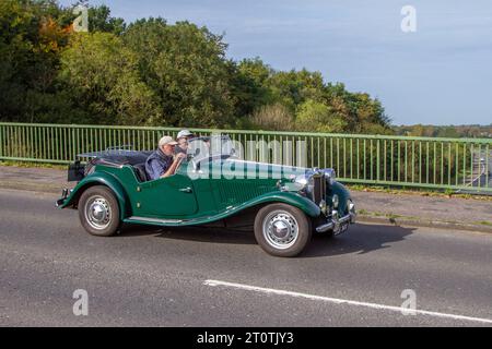 1953 50er Jahre grüner britischer MG TD 1200 ccm Benzin Roadster, 2-Türer, 2-Türer, 2-Türer, 2-Sitzer-Faltverdeck; klassisches, klassisches Sportfahrzeug über die Autobahnbrücke im Großraum Manchester Stockfoto