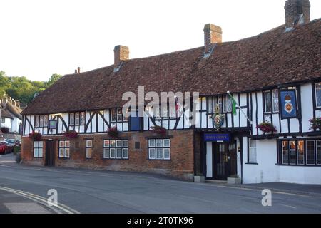 The Rose & Crown ist ein Kutschenhotel aus dem 13. Jahrhundert am Ufer des Flusses Avon in Salisbury, Wiltshire, England, Großbritannien. Stockfoto