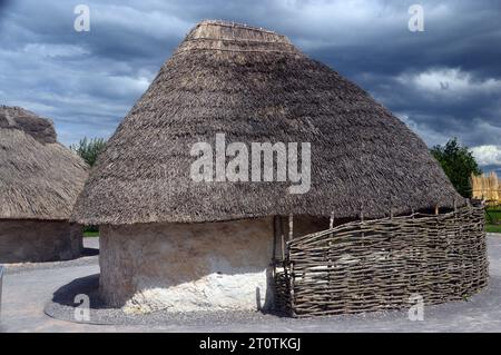 Ein Nachbau des neolithischen Hauses vor dem Stonehenge Visitor Exhibition Centre auf der Salisbury Plain, Wiltshire, England, Großbritannien. Stockfoto