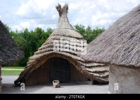 Ein Nachbau des neolithischen Hauses vor dem Stonehenge Visitor Exhibition Centre auf der Salisbury Plain, Wiltshire, England, Großbritannien. Stockfoto