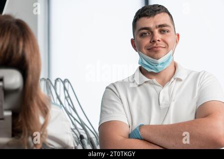 Eine Zahnklinik und ein professioneller Zahnarzt im Behandlungsraum mit Patienten bietet verschiedene medizinische Dienstleistungen für Zahnaufhellung, Geschmackskorrektur, wie Stockfoto