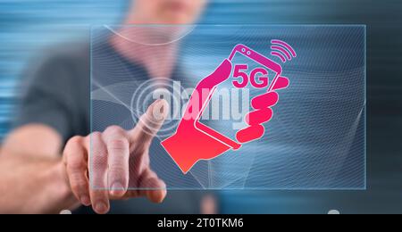 Mann berührt ein 5g-Konzept auf einem Touchscreen mit dem Finger Stockfoto