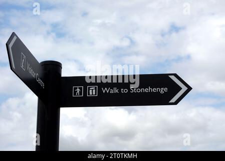 Hölzerner Wegweiser auf dem Weg nach Stonehenge vom Besucherausstellungszentrum auf der Salisbury Plain, Wiltshire, England, Großbritannien. Stockfoto
