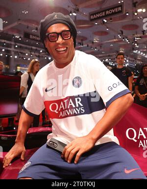 Doha, Katar. Oktober 2023. Der brasilianische Fußballspieler Ronaldinho Gaúcho besucht am 8. Oktober 2023 den „Genfer Internationalen Automobilsalon“ in Doha, Katar. Zum ersten Mal veranstaltet Katar vom 7. Bis 14. Oktober 2023 im Messe- und Kongresszentrum Doha den renommierten Internationalen Automobilsalon Genf (GIMS). Foto: Balkis Press/ABACAPRESS.COM Credit: Abaca Press/Alamy Live News Stockfoto