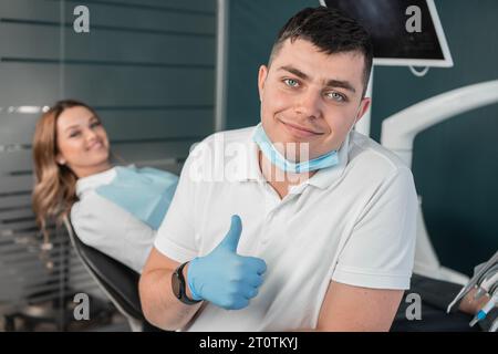 Die Zahnklinik bietet medizinische Versorgung und Behandlung auf höchstem Niveau. Der Patient erhält Beratung und hochwertige Behandlung in einer Zahnklinik Stockfoto