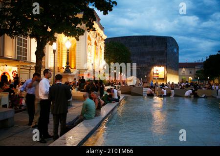 Menschen im Museumsquartier, einem Kulturkomplex mit Museen, Cafés und Restaurants, Wien, Österreich. Stockfoto