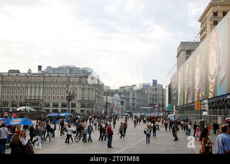 Menschen auf dem Manezhnaja-Platz, Moskau, Russland. Stockfoto