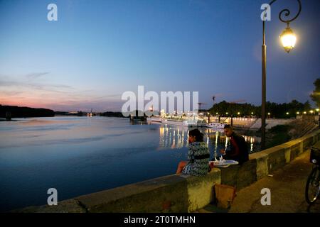 Paar, sitzen die Grand Rhône, Arles, Provence, Frankreich. Stockfoto