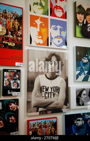 Beatles Fotos im Fab Four Store, dem Beatles Story Museum, Liverpool, England, Großbritannien Stockfoto