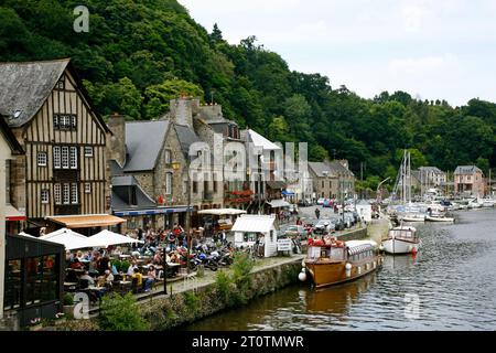 Blick auf den Fluss La Rance und den Hafen von Dinan, Bretagne, Frankreich. Stockfoto