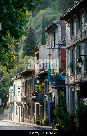 Häuser im Dorf Fontaine de Vaucluse, Provence, Frankreich. Stockfoto