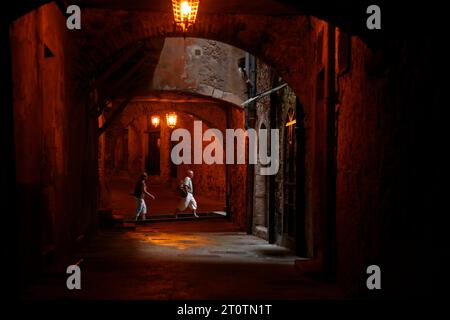 Rue Obscure, Villefranche sur Mer, C?te d'Azur, Alpes Maritimes, Provence, Frankreich. Stockfoto