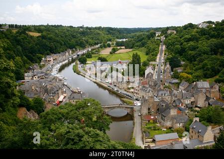 Blick auf den Fluss La Rance und den Hafen von Dinan, Bretagne, Frankreich. Stockfoto