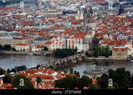 Blick über die karlsbrücke und Stare Mesto vom Petrin Hill, Prag, Tschechische Republik. Stockfoto