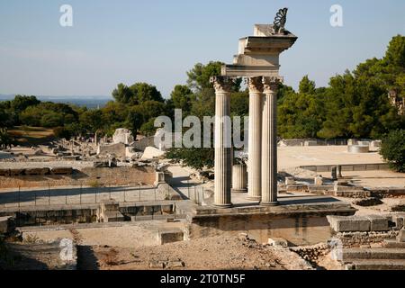 Blick über die Glanum archäologische Stätte in der Nähe von St Remy de Provence, gegründet-du-Rhône, Provence, Frankreich. Stockfoto