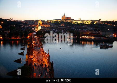 Blick über die Karlsbrücke, das Schloss und die St. Veitsdom bei Nacht, Prag, Tschechische Republik. Stockfoto
