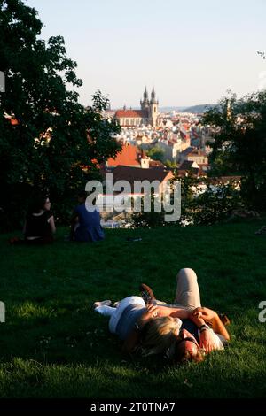 Paare, die sich im Letna Park, Prag, Tschechische Republik, entspannen. Stockfoto