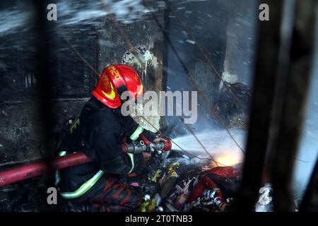 9. Oktober 2023, Dhaka, 1205, Bangladesch: Am 9. Oktober 2023 brach ein Feuer im Lagerhaus von SA Paribahan in Dhaka's Kakrail aus. 10 Einheiten der Feuerwehr und des Zivilschutzes arbeiteten in Flammen, ein Großteil dieses Raumes wurde aufgrund der Intensität zu Asche reduziert. (Kreditbild: © Habibur Rahman/ZUMA Press Wire) NUR REDAKTIONELLE VERWENDUNG! Nicht für kommerzielle ZWECKE! Stockfoto