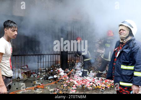 9. Oktober 2023, Dhaka, 1205, Bangladesch: Am 9. Oktober 2023 brach ein Feuer im Lagerhaus von SA Paribahan in Dhaka's Kakrail aus. 10 Einheiten der Feuerwehr und des Zivilschutzes arbeiteten in Flammen, ein Großteil dieses Raumes wurde aufgrund der Intensität zu Asche reduziert. (Kreditbild: © Habibur Rahman/ZUMA Press Wire) NUR REDAKTIONELLE VERWENDUNG! Nicht für kommerzielle ZWECKE! Stockfoto