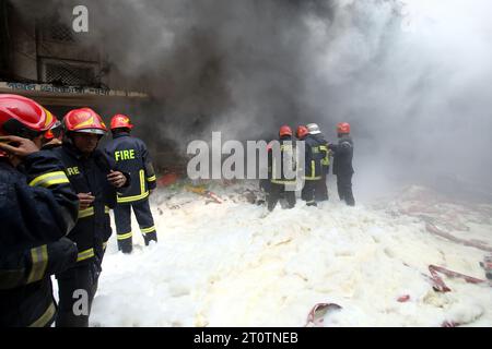 9. Oktober 2023, Dhaka, 1205, Bangladesch: Am 9. Oktober 2023 brach ein Feuer im Lagerhaus von SA Paribahan in Dhaka's Kakrail aus. 10 Einheiten der Feuerwehr und des Zivilschutzes arbeiteten in Flammen, ein Großteil dieses Raumes wurde aufgrund der Intensität zu Asche reduziert. (Kreditbild: © Habibur Rahman/ZUMA Press Wire) NUR REDAKTIONELLE VERWENDUNG! Nicht für kommerzielle ZWECKE! Stockfoto