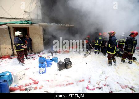 9. Oktober 2023, Dhaka, 1205, Bangladesch: Am 9. Oktober 2023 brach ein Feuer im Lagerhaus von SA Paribahan in Dhaka's Kakrail aus. 10 Einheiten der Feuerwehr und des Zivilschutzes arbeiteten in Flammen, ein Großteil dieses Raumes wurde aufgrund der Intensität zu Asche reduziert. (Kreditbild: © Habibur Rahman/ZUMA Press Wire) NUR REDAKTIONELLE VERWENDUNG! Nicht für kommerzielle ZWECKE! Stockfoto