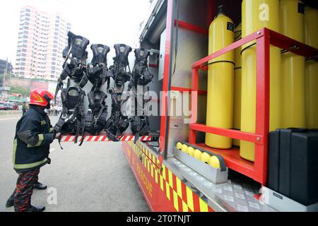 9. Oktober 2023, Dhaka, 1205, Bangladesch: Am 9. Oktober 2023 brach ein Feuer im Lagerhaus von SA Paribahan in Dhaka's Kakrail aus. 10 Einheiten der Feuerwehr und des Zivilschutzes arbeiteten in Flammen, ein Großteil dieses Raumes wurde aufgrund der Intensität zu Asche reduziert. (Kreditbild: © Habibur Rahman/ZUMA Press Wire) NUR REDAKTIONELLE VERWENDUNG! Nicht für kommerzielle ZWECKE! Stockfoto